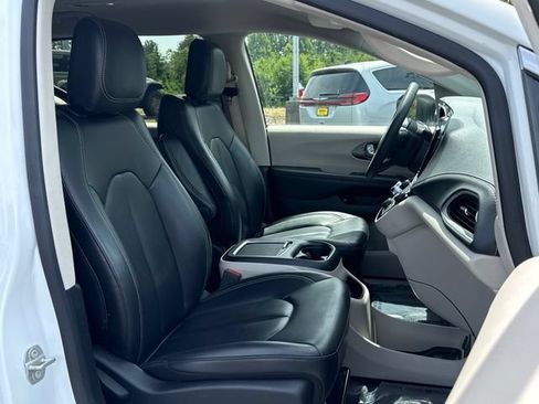 Used 2023 Chrysler Pacifica Touring-L FWD image 25