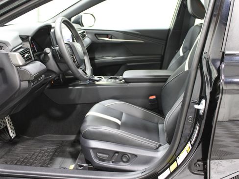 Used 2025 Toyota Camry SE image 3