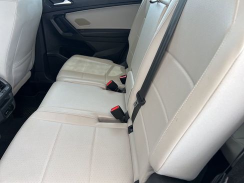 Used 2021 Volkswagen Tiguan SE w/ Panoramic Sunroof Package image 28