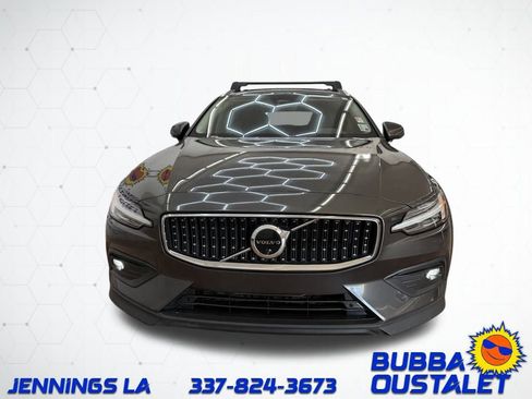 Used 2023 Volvo V60 B5 Cross Country Plus w/ Climate Package image 4