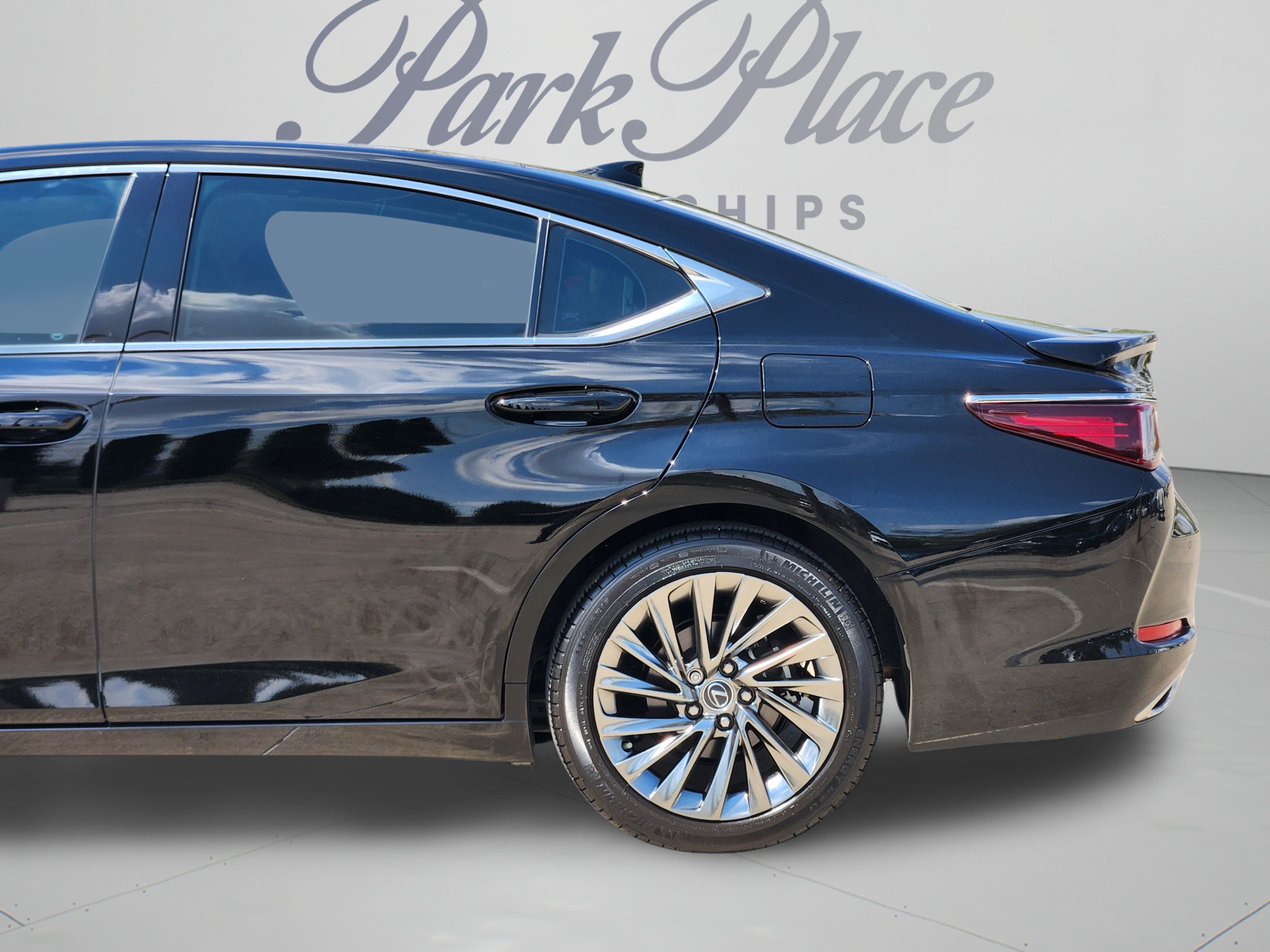 Used 2024 Lexus ES 350 Ultra Luxury w/ Accessory Package (Z2) FWD image 30