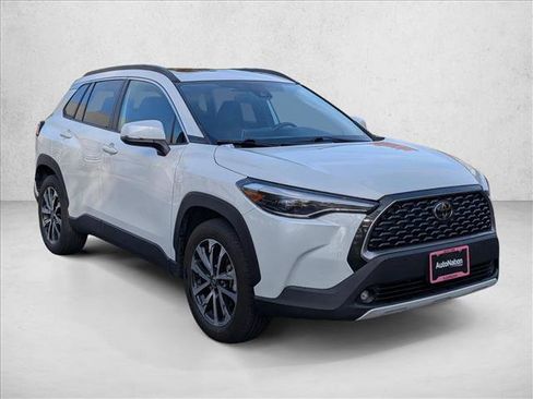 Used 2022 Toyota Corolla Cross XLE image 3