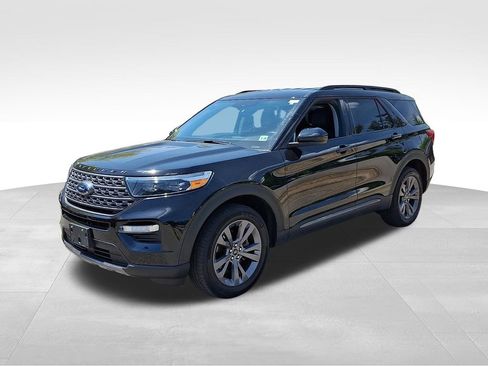 Used 2023 Ford Explorer XLT w/ Equipment Group 202A AWD/4WD image 3