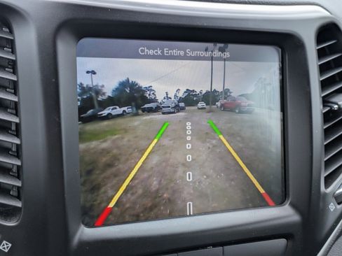 Certified 2018 Jeep Cherokee Latitude Plus FWD image 25