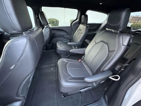 Used 2023 Chrysler Pacifica Touring-L w/ S Appearance Package FWD image 17