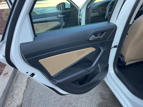 Used 2020 Volkswagen Jetta SE w/ SE Cold Weather Package image 12