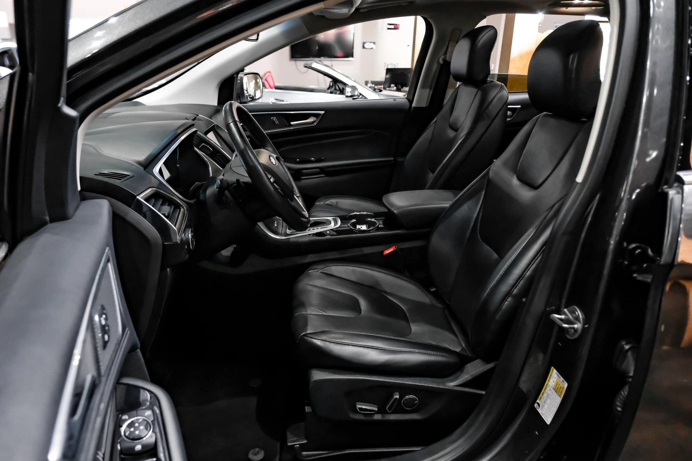 Used 2017 Ford Edge Titanium w/ Equipment Group 301A FWD image 4
