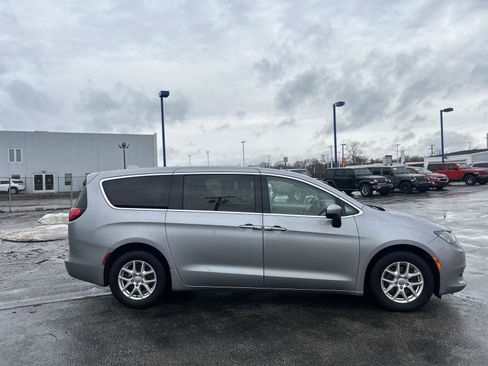 Used 2020 Chrysler Voyager LX FWD image 4