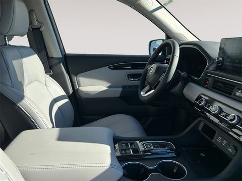 New 2025 Honda Pilot Touring image 15