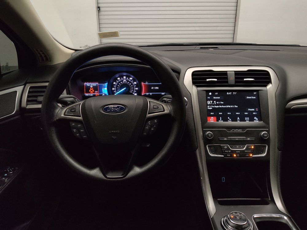 Used 2018 Ford Fusion SE w/ Fusion SE Technology Package FWD image 22