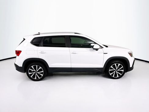 Used 2023 Volkswagen Taos SE w/ Panoramic Sunroof Package FWD image 4