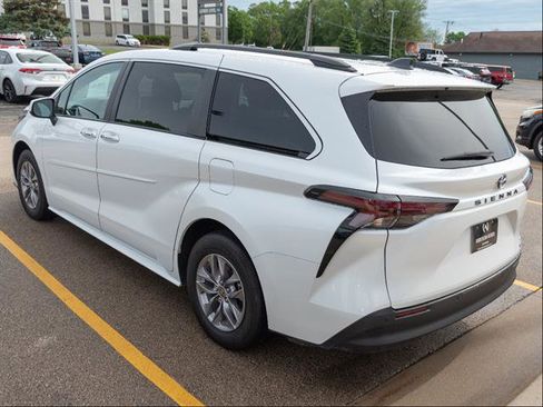 Used 2023 Toyota Sienna XLE w/ XLE Plus Package FWD image 5