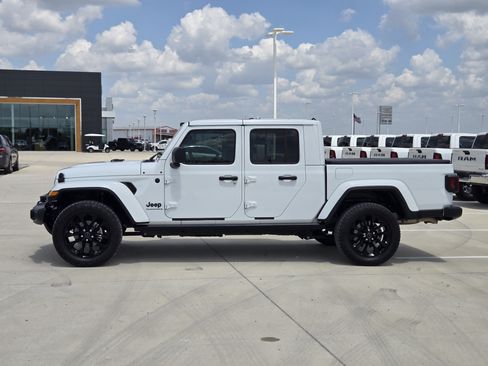 Used 2025 Jeep Gladiator Sport AWD/4WD image 5
