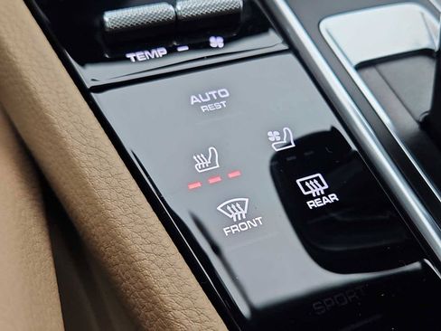 Certified 2023 Porsche Cayenne Platinum Edition image 29