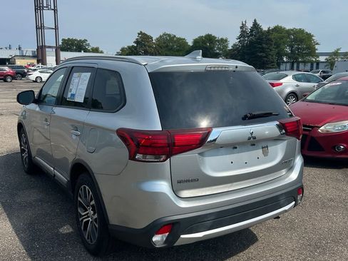 Used 2018 Mitsubishi Outlander ES AWD/4WD image 2