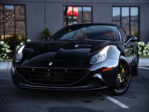 Used 2015 Ferrari California T RWD image 2