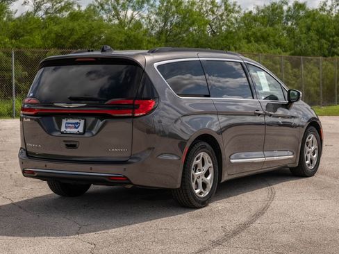 Used 2023 Chrysler Pacifica Limited FWD image 8