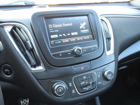 Used 2017 Chevrolet Malibu LT FWD image 14