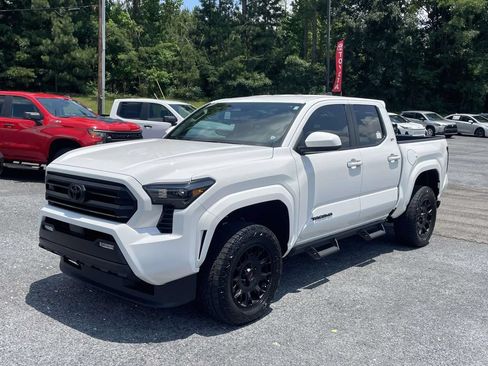 Used 2025 Toyota Tacoma SR5 AWD/4WD image 5
