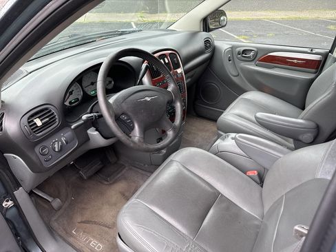 Used 2005 Chrysler Town & Country Limited image 5