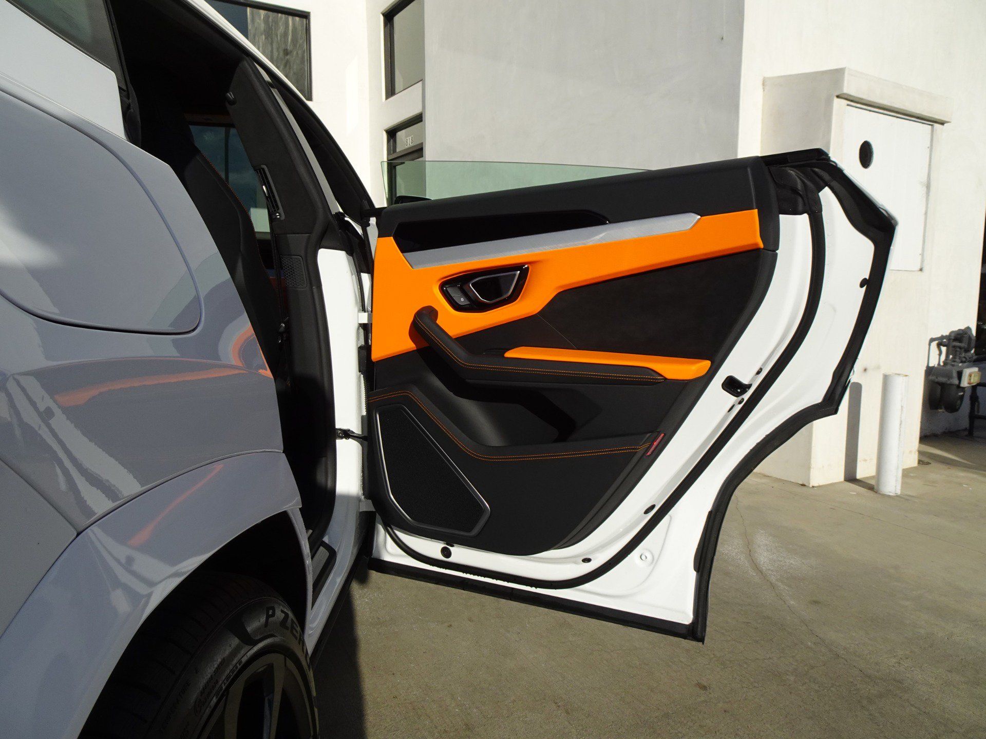 Used 2021 Lamborghini Urus AWD/4WD image 19