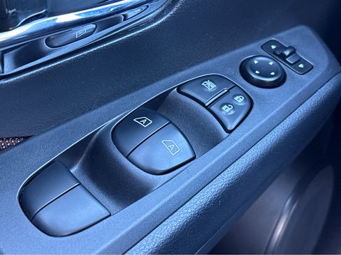 Used 2021 Nissan Kicks SR image 17