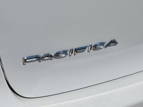 Used 2024 Chrysler Pacifica Touring-L FWD image 9