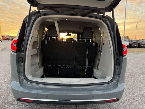 Used 2023 Chrysler Pacifica Touring-L image 23