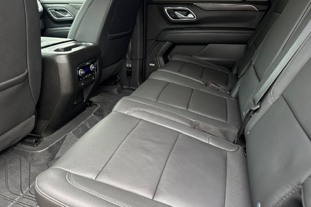 Used 2023 Chevrolet Suburban Z71 w/ Luxury Package AWD/4WD image 13