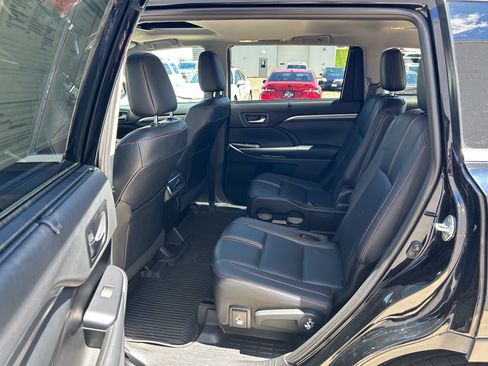 Used 2019 Toyota Highlander SE AWD/4WD image 17