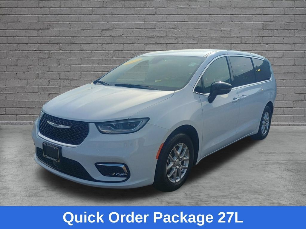 Used 2025 Chrysler Pacifica Select FWD image 3