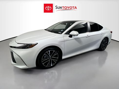 Used 2025 Toyota Camry XLE FWD image 7