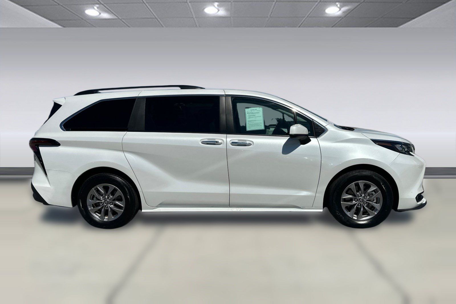 Used 2026 Toyota Sienna XLE FWD image 8
