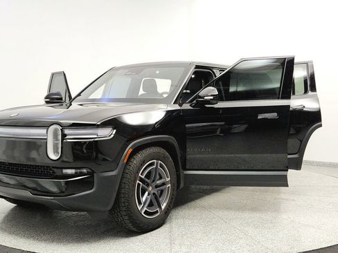 Used 2025 Rivian R1S Adventure image 9