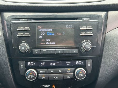 Used 2016 Nissan Rogue SV image 18