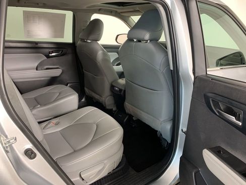 Used 2022 Toyota Highlander XLE AWD/4WD image 39
