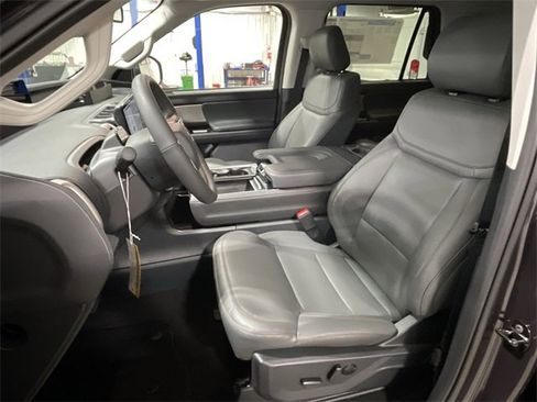 New 2025 Ford Expedition Active image 17