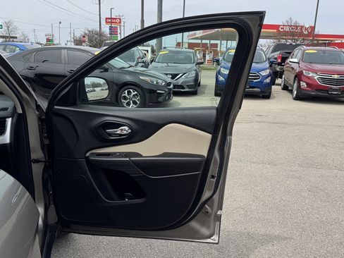 Used 2017 Jeep Cherokee Latitude w/ Safety/Convenience Group image 25