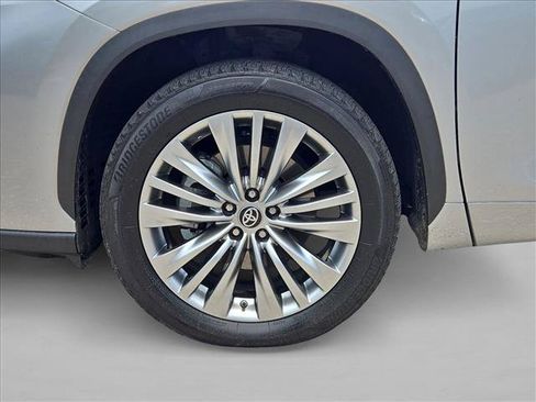 Used 2023 Toyota Highlander Platinum FWD image 25