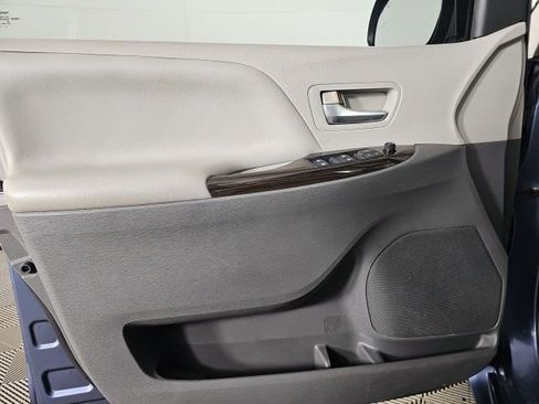 Used 2015 Toyota Sienna XLE image 11