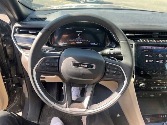 Used 2023 Jeep Grand Cherokee Limited w/ Luxury Tech Group II AWD/4WD image 18