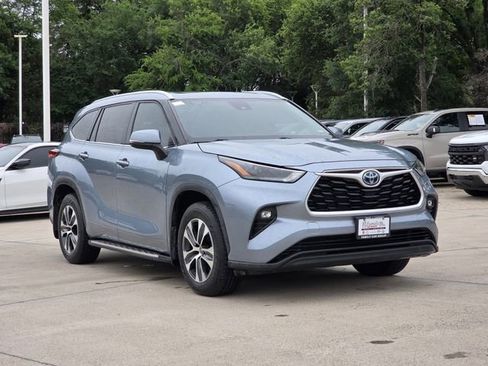 Used 2022 Toyota Highlander XLE FWD image 2