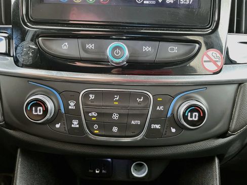 Used 2023 Chevrolet Traverse LT FWD image 20
