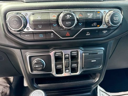 Used 2023 Jeep Wrangler Unlimited AWD/4WD image 15