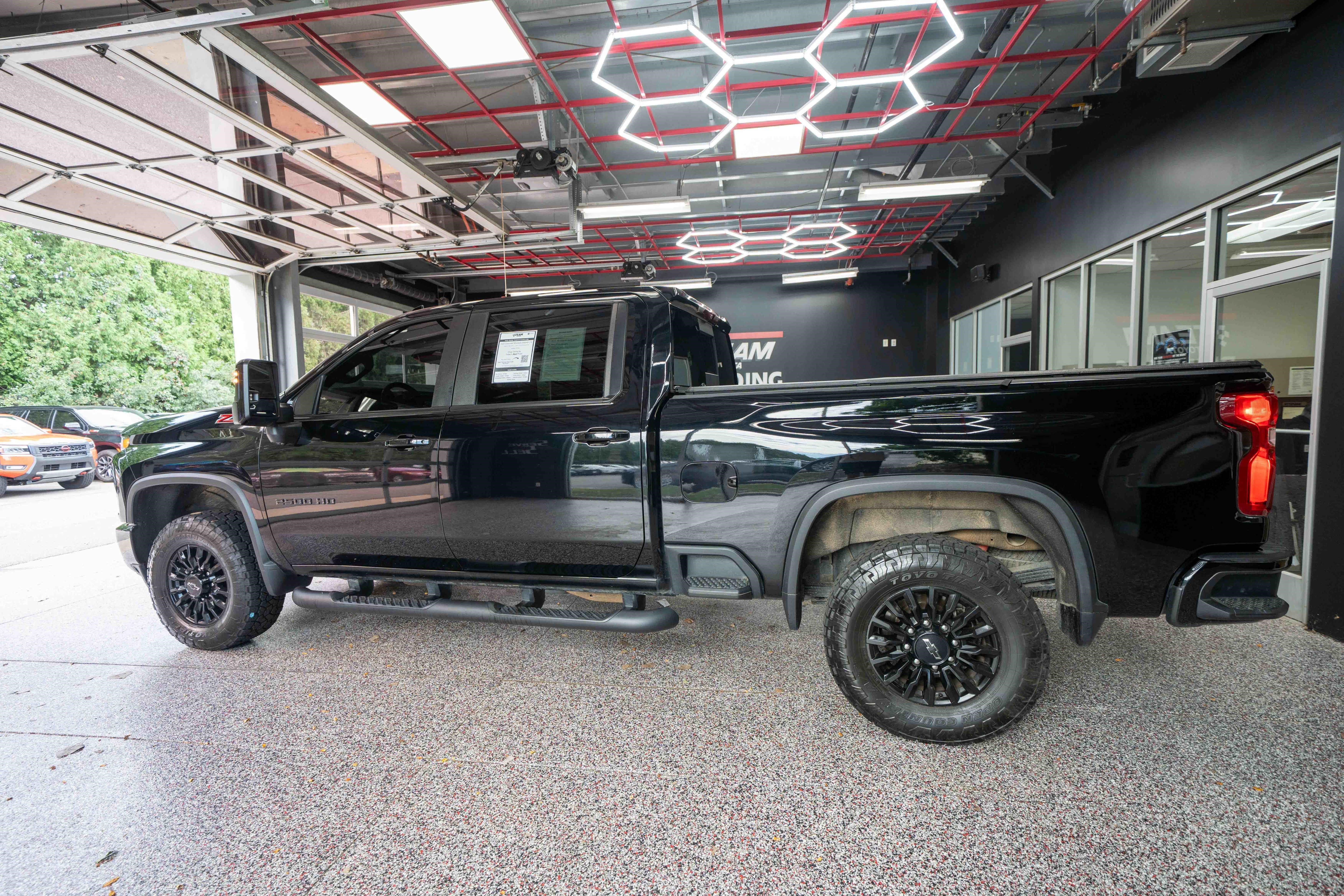 Used 2022 Chevrolet Silverado 2500 LTZ w/ LTZ Plus Package AWD/4WD image 2