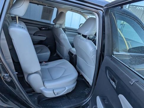 Used 2022 Toyota Highlander XLE image 18