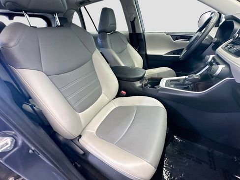 Used 2019 Toyota RAV4 Limited image 16