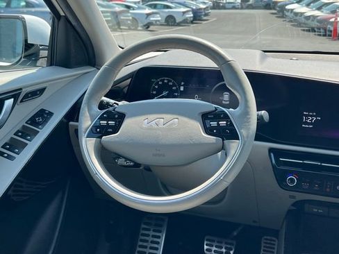 Used 2023 Kia Niro Wave w/ Wave Preserve Package FWD image 11