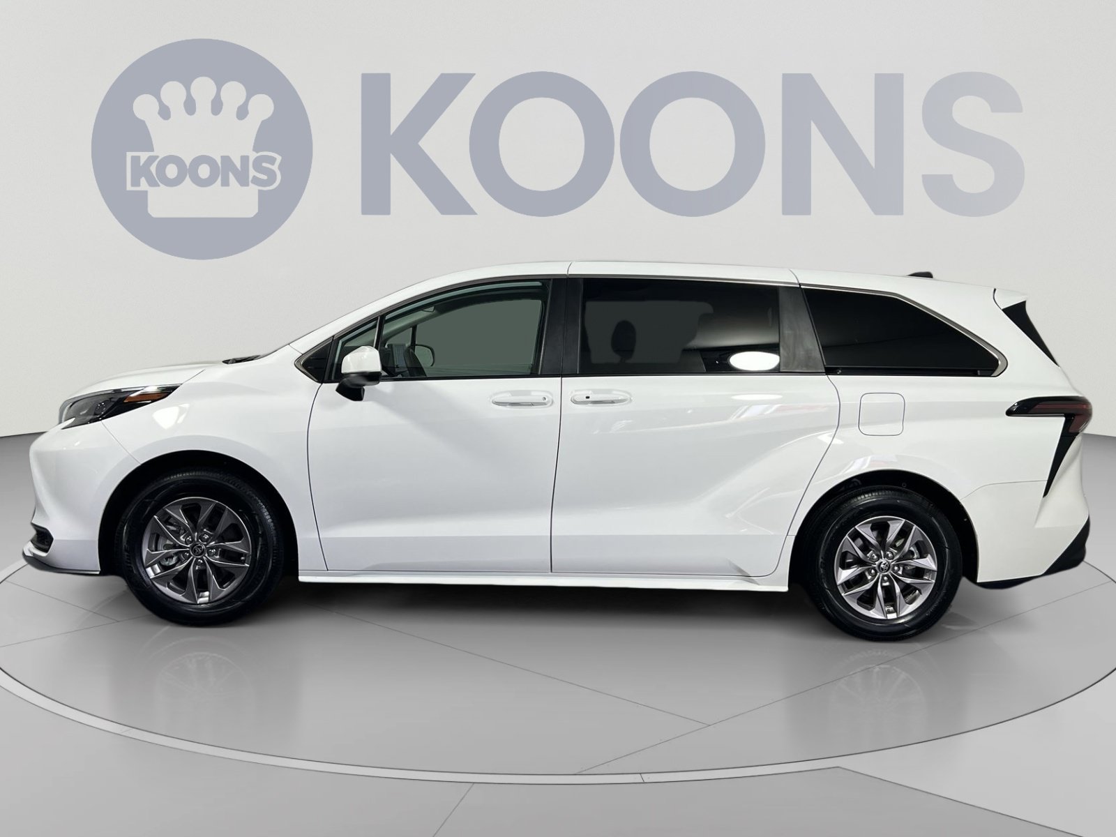 Used 2025 Toyota Sienna LE FWD image 2