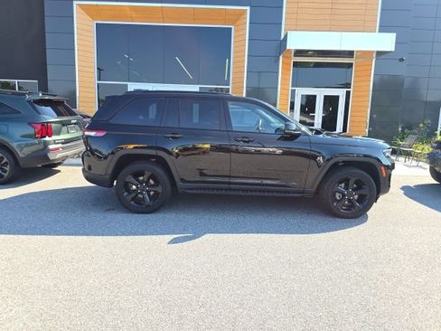 Certified 2025 Jeep Grand Cherokee Altitude AWD/4WD image 7